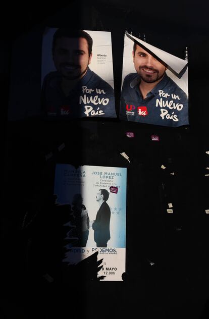 Algunos carteles electorales tras las elecciones generales del pasado diciembre en una calle de Madrid.