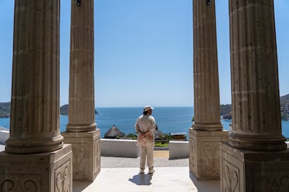 Un visitante entre las columnas de El Partenón, en la bahía de Zihuatanejo, en el Estado de Guerrero.