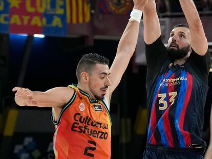 El alero del Barça, Nikola Mirotic, lanza a canasta ante el jugador de Valencia Basket, Josep Puerto