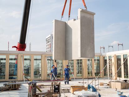 Edificio en Bremen (Alemania) realizado con el sistema de construcción industrializada de madera y hormigón de Cree, que ACR va a implantar en España.