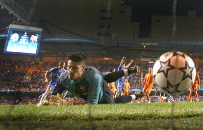 Víctor Valdés, portero del Barcelona, tirado en el suelo tras encajar un gol del Chelsea, en el partido de Liga de Campeones que enfrentó a ambos equipos, en el estadio londinense de Stamford Bridge, el 10 de octubre de 2006. El Barça perdió 0 a 1. En el partido de vuelta en el Camp Nou.