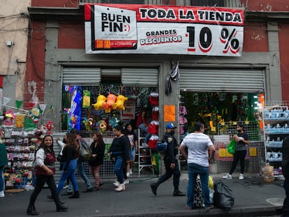 Una tienda en el centro histórico de Ciudad de México anuncia sus descuentos durante el Buen Fin, el 18 de noviembre de 2022.