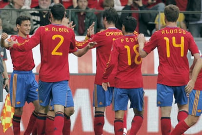 Jesús Navas celebra junto a varios jugadores el gol que supuso la victoria ante Corea.