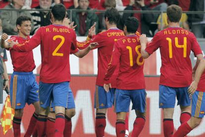 Jesús Navas celebra junto a varios jugadores el gol que supuso la victoria ante Corea.