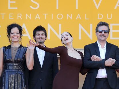 La actriz brasileña Maeve Jinkings, Pedro Queiroz, Sonia Braga y el director brasileño Kleber Mendonca Filho llegan para la proyección de la película 'Aquarius' en el 69 º Festival de Cannes.