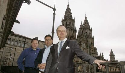 Juan José Zaballa (Paradores) a la izquierda, Javier Gándara y Paul Simons (Easyjet).