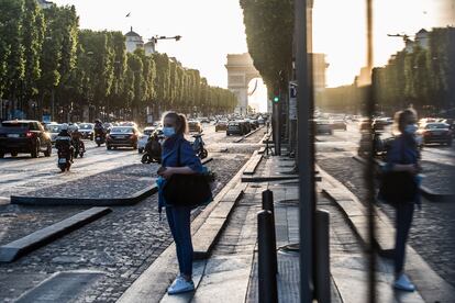 Un mujer con mascarilla en París el miércoles 27 de mayo.