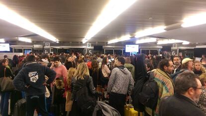 Colas de pasajeros afectados por los retrasos en el AVE, en la estación de Atocha.