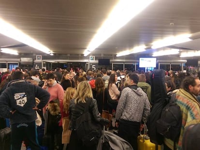 Colas de pasajeros afectados por los retrasos en el AVE, en la estación de Atocha.