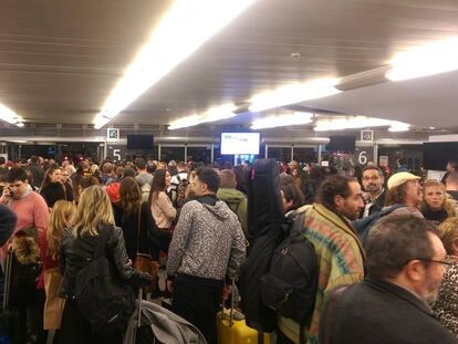 Colas de pasajeros afectados por los retrasos en el AVE, en la estación de Atocha.