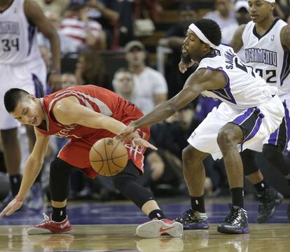 Jeremy Lin, de los Rockets, pelea por el balón con Salmons, de los Kings.