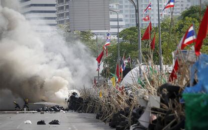 Bomberos tratan de apagar el fuego que se ha iniciado en las barricadas de los <i>camisas rojas</i>.