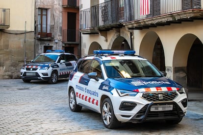 Dos vehículos de los Mossos, en una imagen de archivo.