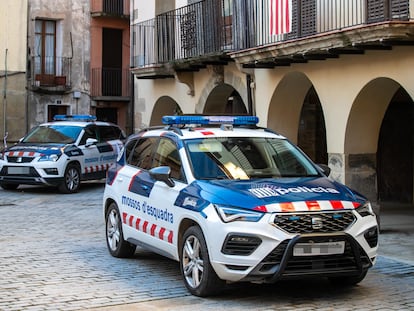 Dos vehículos de los Mossos, en una imagen de archivo.