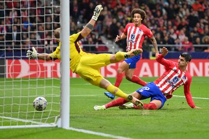 Alvaro Morata marca el segundo gol del Atlético de Madrid.