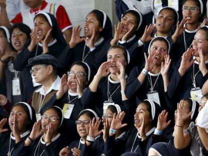 Freiras bolivianas recebem o Papa em ato em Santa Cruz.