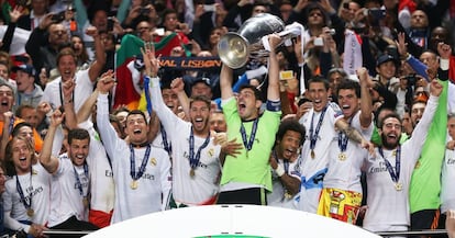 El capit&aacute;n del Real Madrid, Iker Casillas, levanta la Copa rodeado de los jugadores de su equipo.