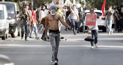 Un manifestante se encara a la policía en Estambul.