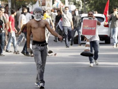 Un manifestante se encara a la polic&iacute;a en Estambul.