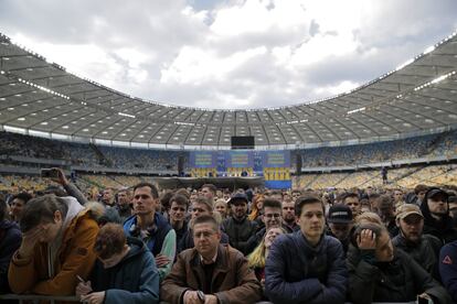 Miles de personas esperan el comienzo del debate electoral en el Estadio Olímpico de Kiev, el 19 de abril de 2019. El presidente ucraniano, Petró Poroshenko, y el líder en los sondeos de opinión, el actor Vladímir Zelenski, cierran la campaña electoral con un debate en un escenario sin precedentes, al que se espera que asistan unos 60.000 espectadores.