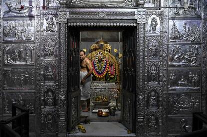 Un sacerdote hindú es fotografiado en un templo de Bombay (India). Los lugares de culto en el Estado de Maharashtra reabren después de más de ocho meses de cierre debido a la pandemia.