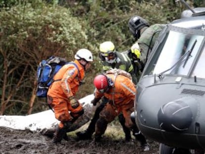 71 de las 77 personas que viajaban en la aeronave han muerto