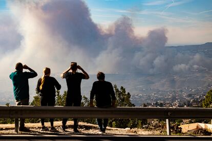 Vista del incendio en Mijas (Málaga), este domingo. 