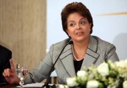 En la imagen un registro de la presidenta de Brasil, Dilma Rousseff, quien aseguró que la aplicación "está ayudando a generar más seguridad y agilidad en la vida de los brasileños". EFE/Archivo