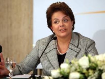 En la imagen un registro de la presidenta de Brasil, Dilma Rousseff, quien aseguró que la aplicación "está ayudando a generar más seguridad y agilidad en la vida de los brasileños". EFE/Archivo