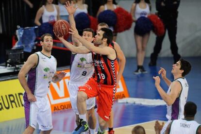 San Emeterio entra a canasta ante Toolson.