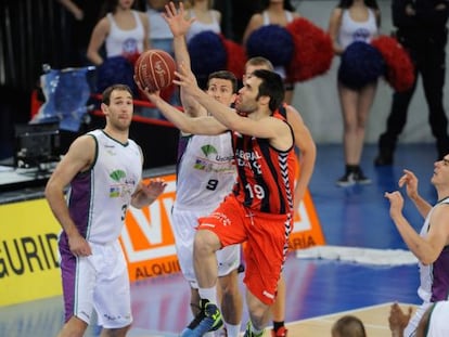 San Emeterio entra a canasta ante Toolson.