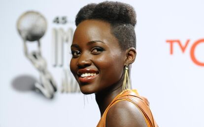 La actriz Lupita Nyong'o posa en los premios Image, en California.