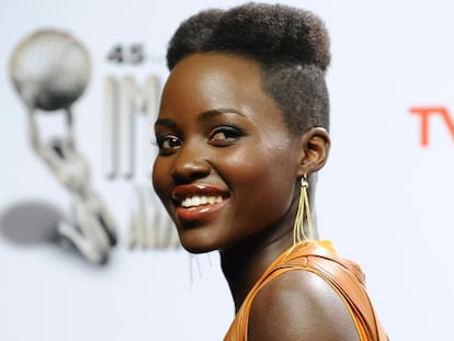 La actriz Lupita Nyong'o posa en los premios Image, en California.