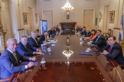 El presidente de Argentina, Alberto Fernández, y un grupo de gobernadores peronistas se reúnen la Casa Rosada en rechazo de un fallo de la Corte Suprema que beneficia a la ciudad de Buenos Aires