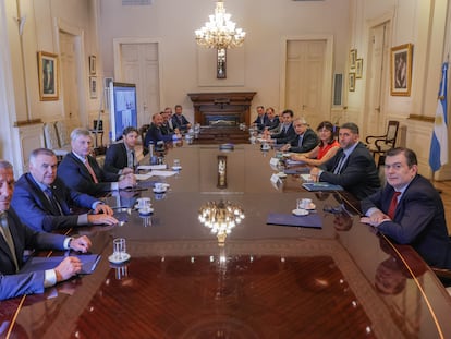 El presidente de Argentina, Alberto Fernández, y un grupo de gobernadores peronistas se reúnen la Casa Rosada en rechazo de un fallo de la Corte Suprema que beneficia a la ciudad de Buenos Aires.