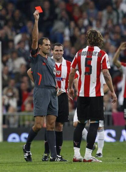 El árbitro, Álvarez Izquierdo, muestra la tarjeta roja de expulsión a Amorebieta