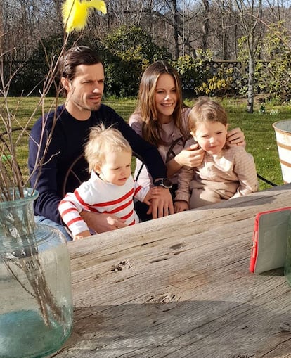 Carlos Felipe y Sofía de Suecia, con sus hijos Gabriel y Alexander, en una imagen tomada en el 4º cumpleaños del mayor de los niños, en abril de 2020.