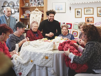 Francisca, Ramón (el novio de María), Carmen, Encarna, Leandro, María, María y María Gertrudis, en casa de la abuela de Leandro, sede de la asociación donde se reúnen a coser y a charlar.