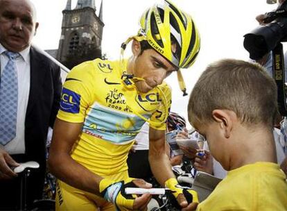 Alberto Contador firma un autógrafo a un niño en una de las etapas del Tour.