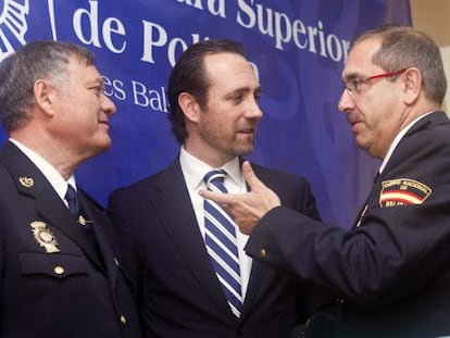 El presidente de Baleares, José Ramón Bauzá, entre el jefe superior de Policía de las Islas Baleares y el jefe de la Unidad de Coordinación.