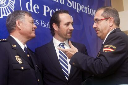 El presidente de Baleares, José Ramón Bauzá, entre el jefe superior de Policía de las Islas Baleares y el jefe de la Unidad de Coordinación.