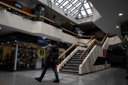 Un hombre camina en el 'Crown Plaza', ubicado en la Alameda, Santiago, en 2024.
