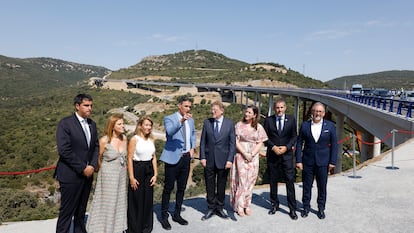 El Presidente del Gobierno, Pedro Sánchez, el de la Generalitat Valenciana, Ximo Puig, y la ministra de Transporte Movilidad y Agenda Urbana, Raquel Sánchez, entre otros, durante la inauguración de la nueva variante de la N232 en Morella.