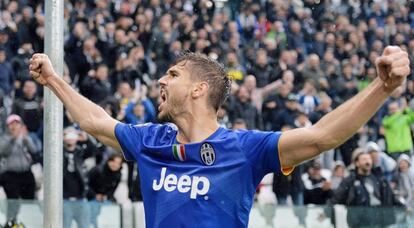 Llorente celebra uno de sus goles contra el Parma.