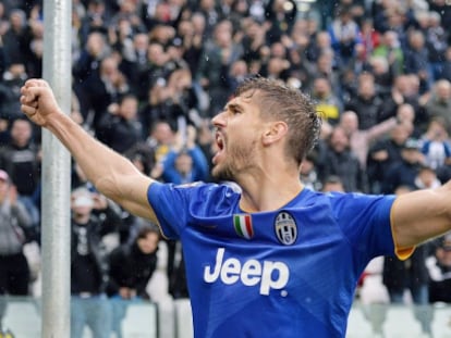 Llorente celebra uno de sus goles contra el Parma.