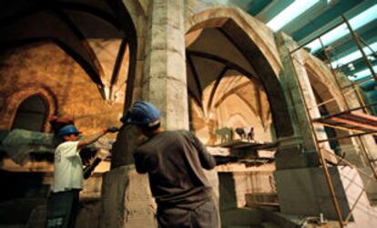 Dos obreros, ayer, trabajando para acabar la sala dedicada a la arqueología monumental.