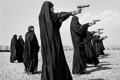 Mujeres con velo practican tiro en las afueras de Teherán en 1986. 