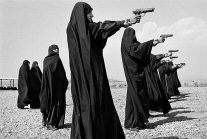 Mujeres con velo practican tiro en las afueras de Teherán en 1986.