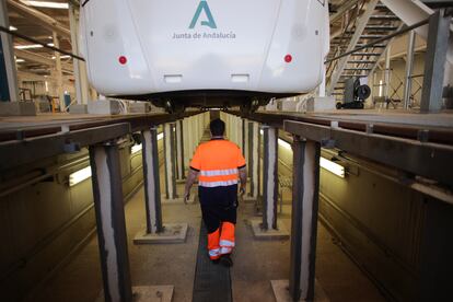 El plan inicial era que esta línea fuese seguida de una segunda que conectaría Cádiz con el resto de la Bahía (Puerto Real, El Puerto y Jerez con su aeropuerto), aprovechando también parte de las vías del tren y Cercanías, pero la Junta de Andalucía no aclara ahora si, después de tanto retraso, ejecutará esta segunda parte.