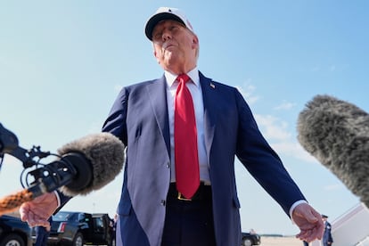 Donald Trump habla con los periodistas antes de subir al Air Force One para acudir a Iowa, Estados Unidos
